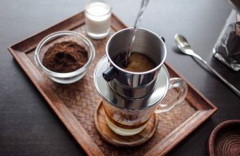Wie viel Gramm Kaffeebohnen für eine Tasse? Vietnamesischen Phin-Kaffee zu Hause richtig zubereiten