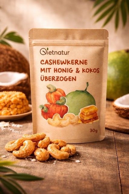 Cashew Snack mit Honig und Kokos in minimalistischer Präsentation