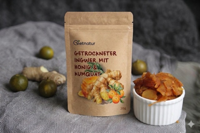 Getrocknete Ingwerstücke in einer Schale neben frischen Ingwerwurzeln und Kumquats