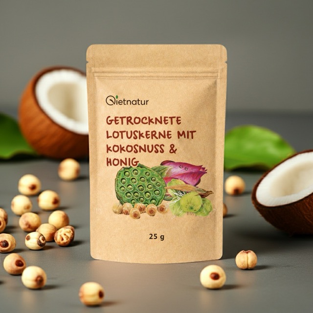Getrocknete Lotuskerne mit Kokos und Honig als Snack mit Dessert und Smoothie serviert
