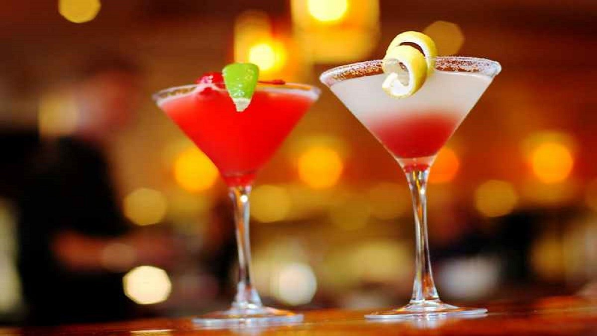 Detaillierte Anleitung, wie du ganz einfach zu Hause einen Cocktail mit getrockneter Pomeloschale und salziger Aprikosenhülle zubereitest
