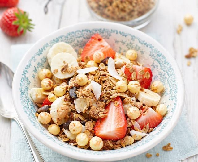 Einfaches hausgemachtes Granola mit kokosgerösteten Lotussamen und Honig – leicht zu Hause zuzubereiten