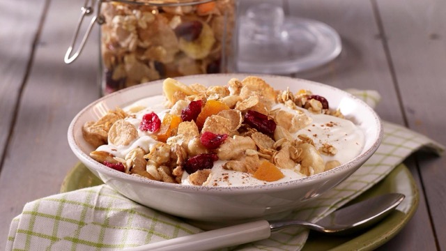 Schnelle und praktische Zubereitung von Trockenfrucht-Müsli