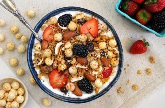 Granola mit Lotussamen, Kokos und Honig