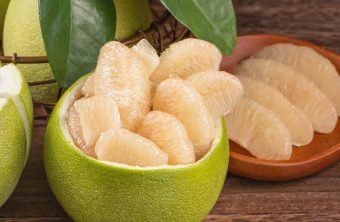 Pomeloschale mit Salzaprikose