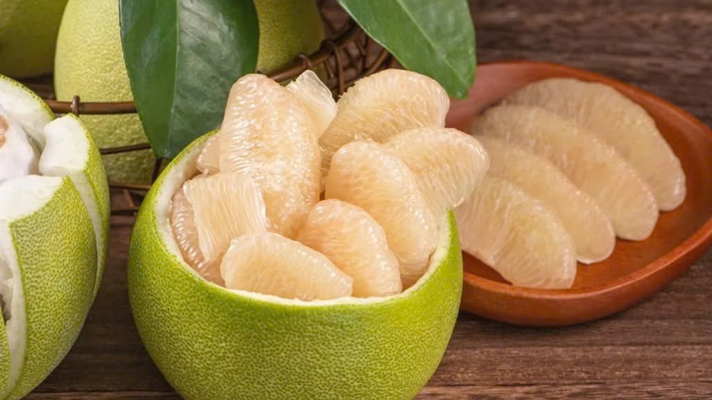 Pomeloschale mit Salzaprikose