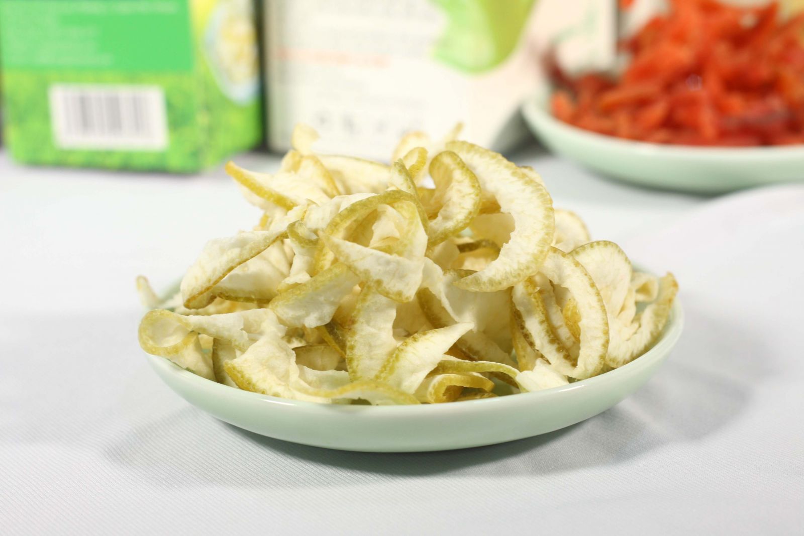 Die Schale der Pomelo muss viele Verarbeitungsschritte durchlaufen, bevor sie zu einem einzigartigen Snack wird
