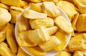 Knusprig getrocknete Jackfrucht liefert wertvolle Nährstoffe, wenn sie in Maßen verzehrt wird