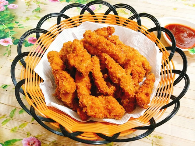 Rezeptidee für knusprige Hähnchensticks mit Süßkartoffel-Chips – besonders lecker für Kinder