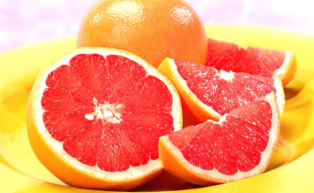 Cara-Cara-Orangen begeistern mit ihrem leuchtend roten Fruchtfleisch im Inneren.