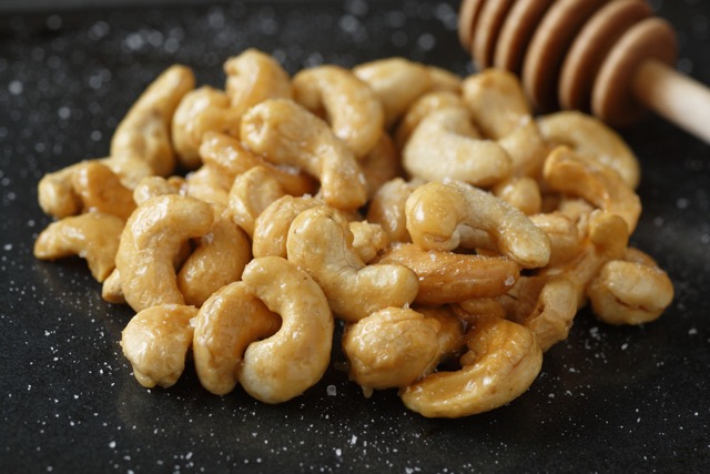 Cashewkerne mit Honig-Kokos-Ummantelung bieten einen außergewöhnlichen Geschmack, den Sie probieren sollten.