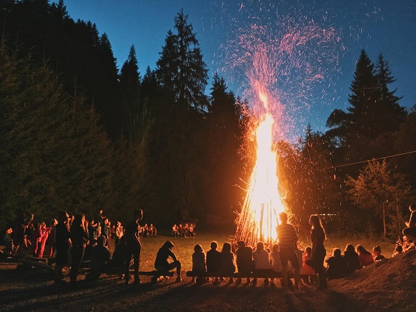 Das Beisammensein von Familie und Freunden zur Sommersonnenwende ist zu einer beliebten Tradition geworden.