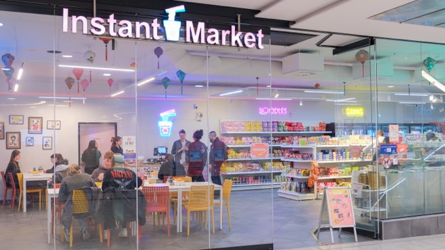 Instant Market bietet ein einzigartiges Konzept, bei dem Kunden ihre Nudeln direkt vor Ort selbst zubereiten können.