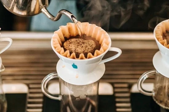 Kaffee aus dem Papierfilter bietet ein feineres und leichteres Geschmacksprofil als Kaffee aus dem traditionellen Phin-Filter.