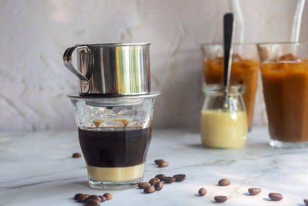 Einen vietnamesischen Kaffeefilter (Phin) kannst du problemlos zum Camping mitnehmen