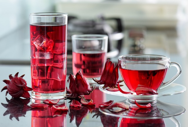 Hibiskustee sorgt an heißen Sommertagen für eine angenehm erfrischende Abkühlung.