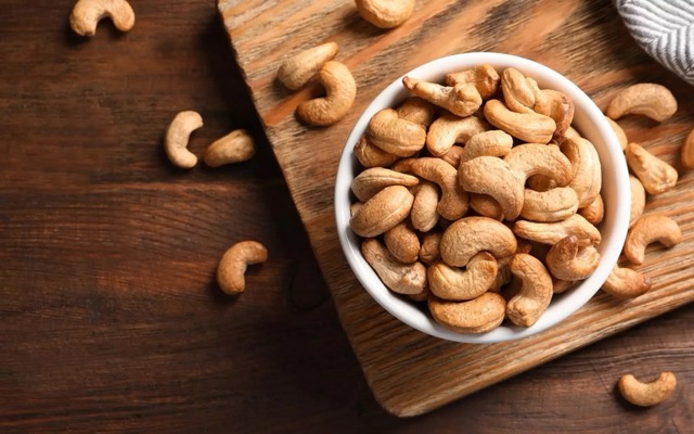 Geröstete Cashewkerne mit einer appetitlichen goldbraunen Farbe und einem charakteristischen Röstaroma