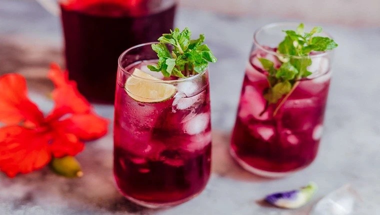 Kreative Getränkideen mit Hibiskusblüten, die du ausprobieren kannst.