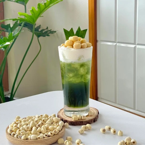 Lotuskerne mit Kokosnuss zusammen mit Tee oder Kaffee