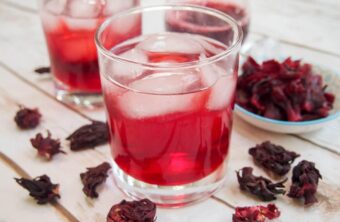 Sommertrend: Hibiskustee zum Abkühlen