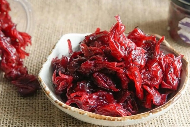 Kandierter Roselle-Hibiskus aus natürlichen Zutaten – ein fruchtiger Genuss für entspannte Momente im Arbeitsalltag.
