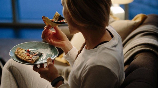 Ein leichter Snack vor dem Schlafengehen sollte bewusst gewählt werden, damit der Körper die Nährstoffe optimal aufnehmen kann.