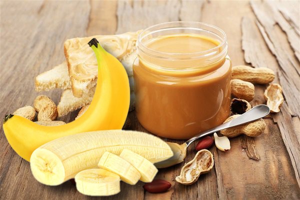 Getrocknete Banane und Erdnussbutter – die perfekte Kombination für einen schnellen Energieschub.