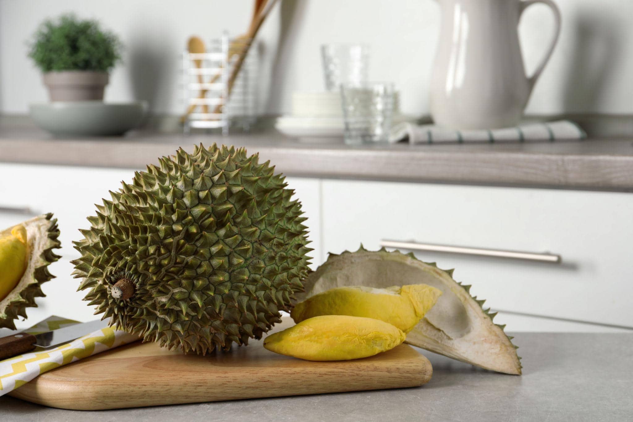 Frische Durian und die Herausforderung ihres intensiven Geruchs in modernen Wohnräumen