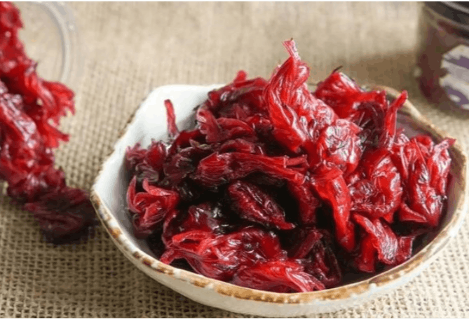 Weich getrocknete Roselle mit natürlicher roter Farbe und angenehm weicher, bissfester Textur.