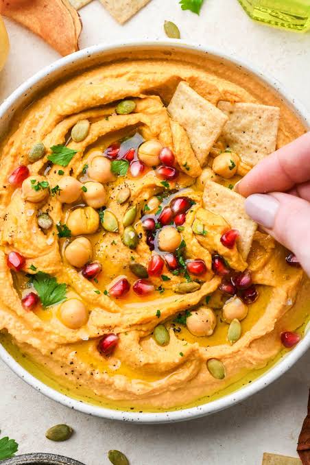 Getrocknete Süßkartoffel mit cremigem Hummus – eine außergewöhnliche Geschmackskombination, die Abwechslung bringt.