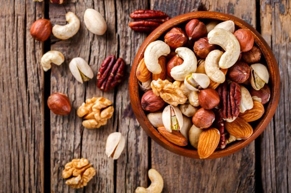 Wie wäre es stattdessen mit nährstoffreichen Nüssen? Sie sind ein praktischer Snack für zwischendurch und liefern wertvolle Nährstoffe.