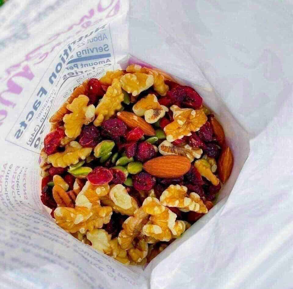 Snacks mit verschiedenen Nüssen und Samen können während körperlicher Aktivität länger sättigen