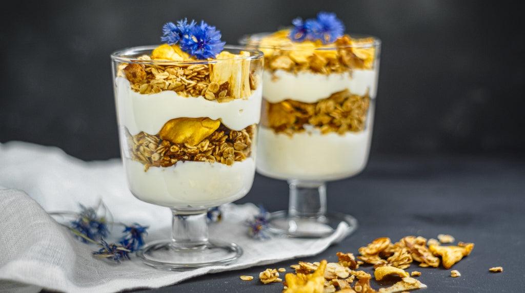 Knusprige getrocknete Jackfrucht kombiniert mit Joghurt und nährstoffreichen Nüssen.