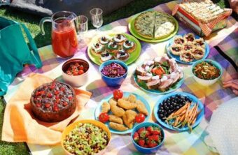 Das perfekte Tropical Snack Board fürs Picknick
