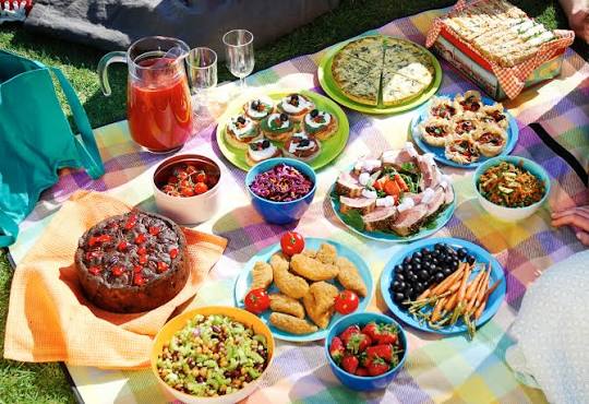 Das perfekte Tropical Snack Board fürs Picknick