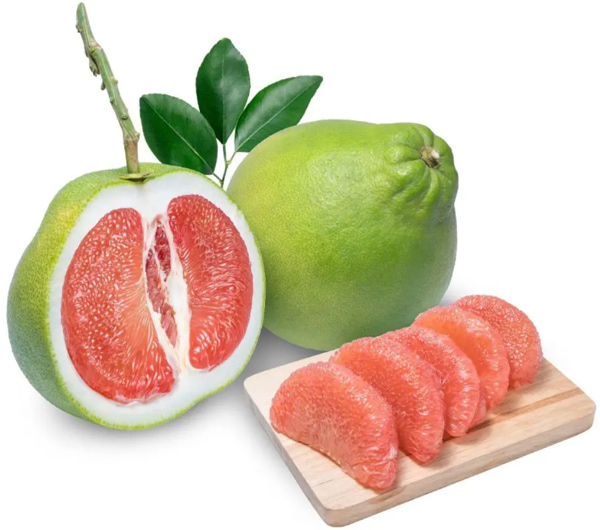 Die grüne Schale und das rosafarbene Fruchtfleisch der Pomelo aus Bến Tre sind charakteristische Merkmale dieser Spezialität