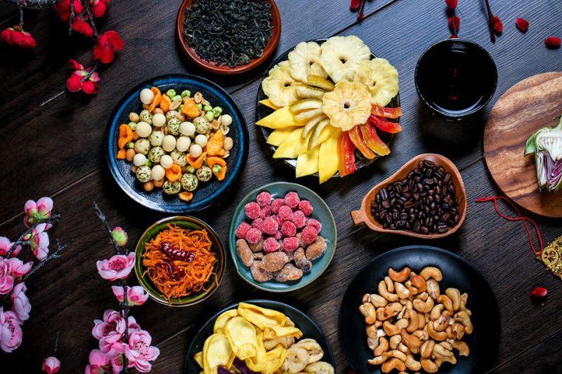Eine Vielfalt vietnamesischer tropischer Snacks mit unterschiedlichen Geschmacksrichtungen