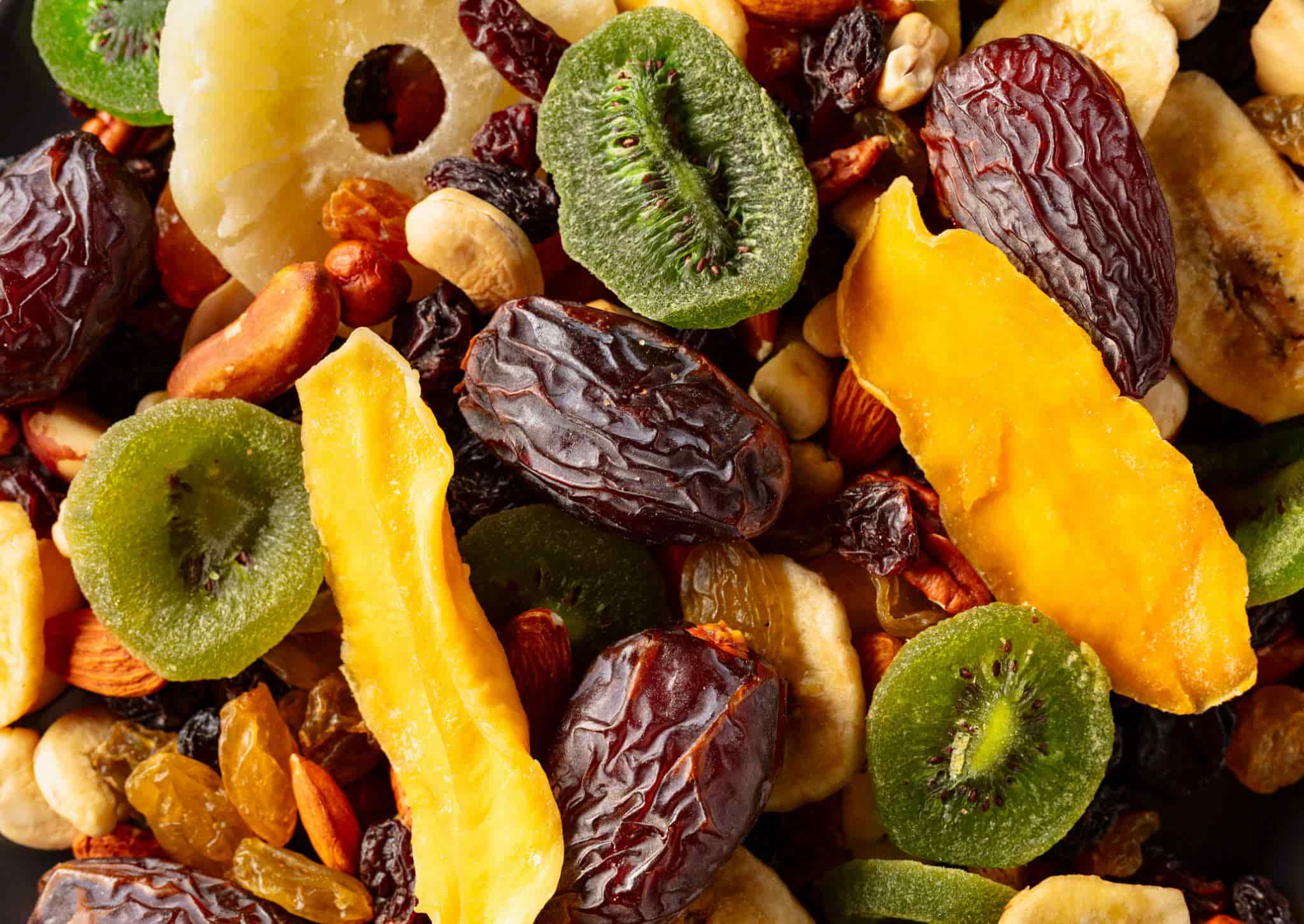 Getrocknete Mango und Rosinen setzen einen süß-säuerlichen Akzent und bringen den natürlichen Geschmack der Nüsse ins Gleichgewicht