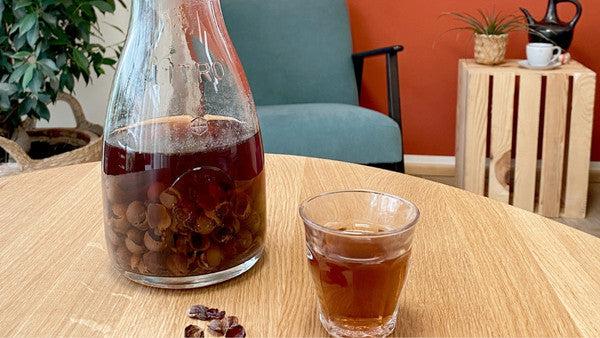 Kalte Extraktion von Cascara in einem Glasbehälter zur Entfaltung der Aromen