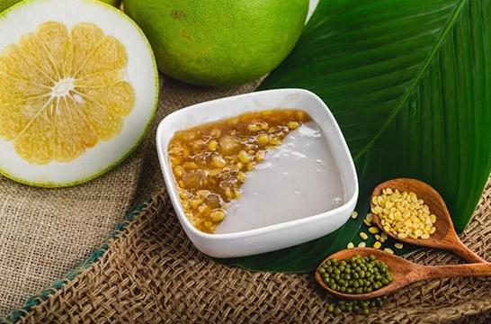 Chè bưởi (vietnamesische süße Pomelosuppe) wird aus der weißen Schicht der Pomeloschale zubereitet und verkörpert die vietnamesische Esskultur