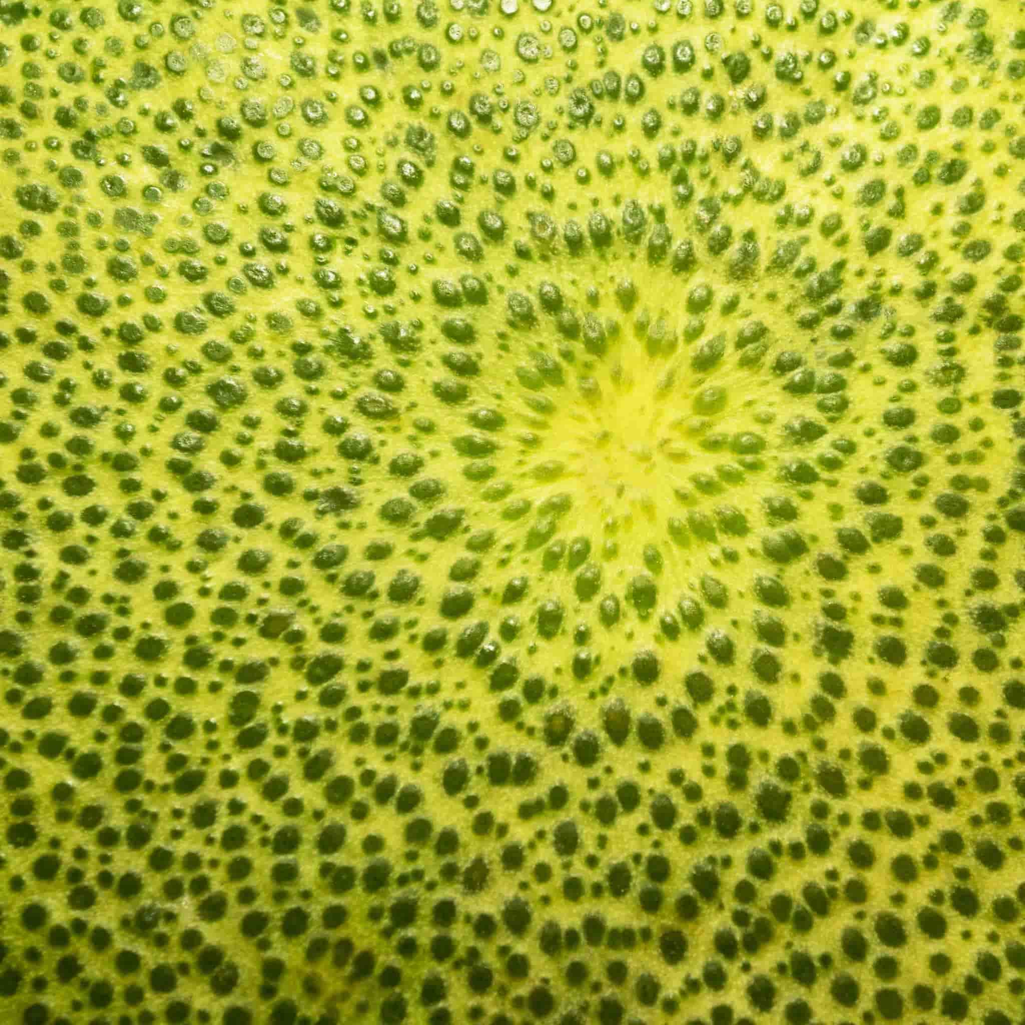 Die natürlichen ätherischen Öle in der Pomeloschale verleihen ihr ihr charakteristisches Aroma