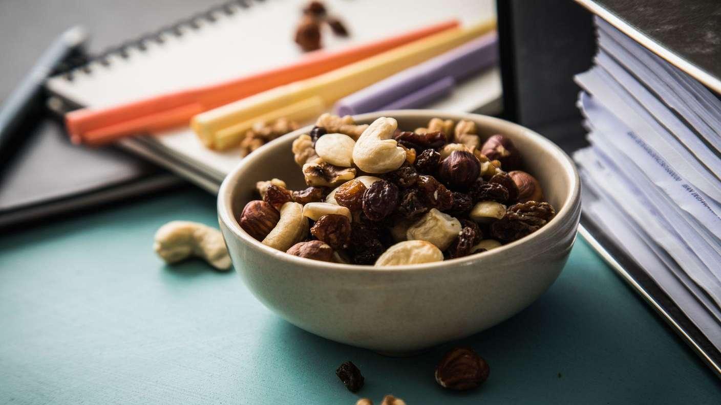Eine kleine Portion Nüsse und Trockenfrüchte ist ein praktischer Snack für lange Lernstunden in der Bibliothek