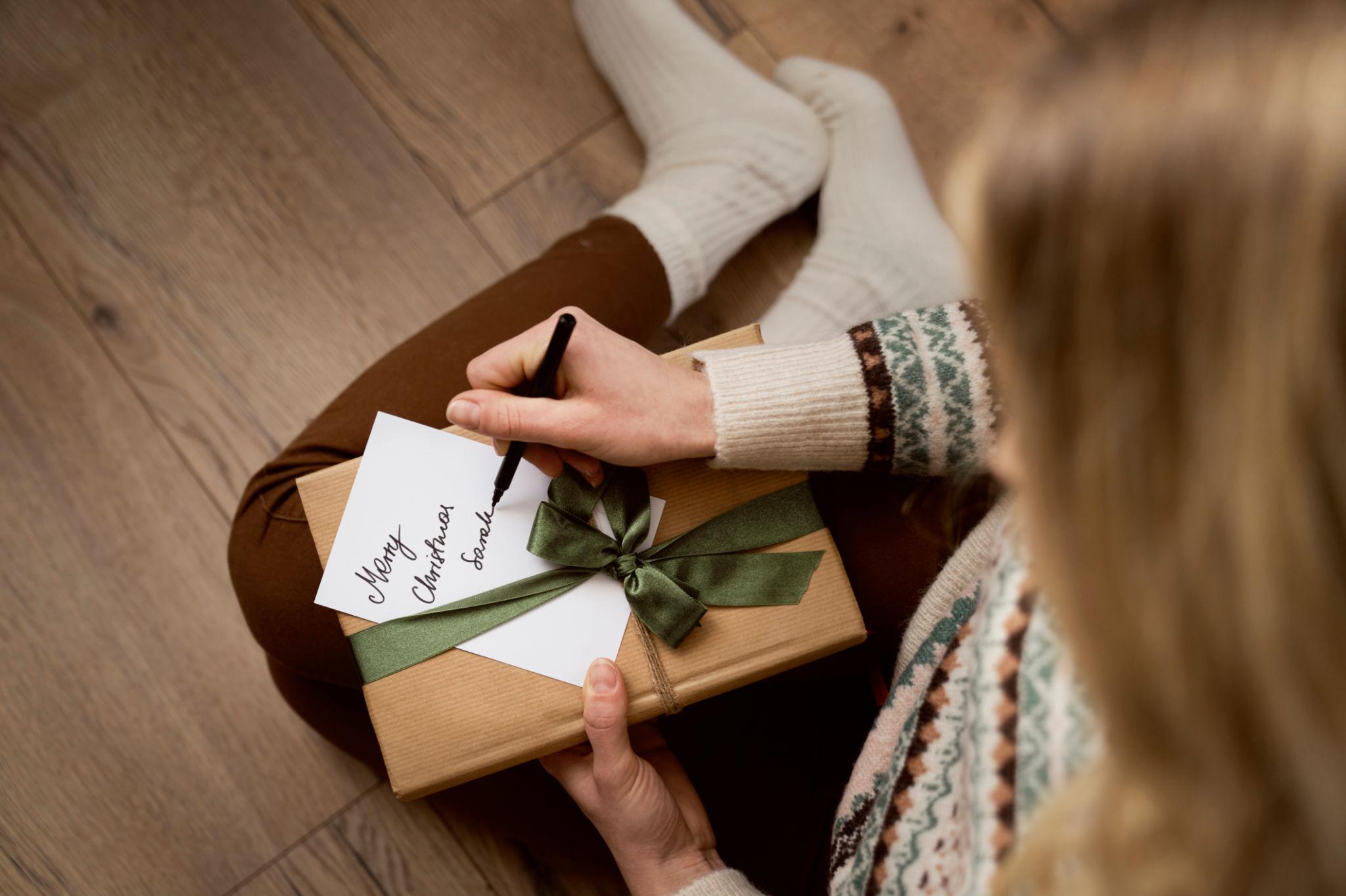 1. Eine liebevolle Geschenkverpackung und eine handgeschriebene Karte machen jedes Geschenk noch persönlicher
